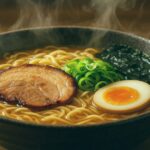 湯気が立ちのぼる美味しそうなラーメンの写真