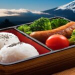 おにぎり弁当とソーセージ、ブロッコリー、トマトのランチ