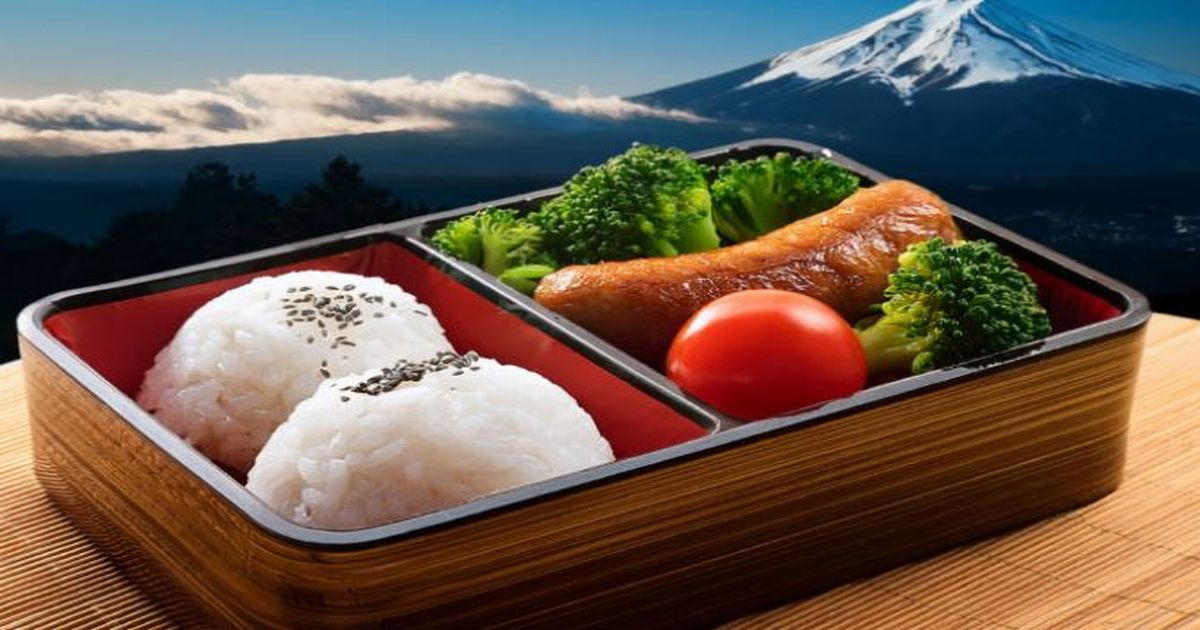 おにぎり弁当とソーセージ、ブロッコリー、トマトのランチ