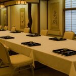 薄暗く奥行きのある日本の伝統的な宴会場