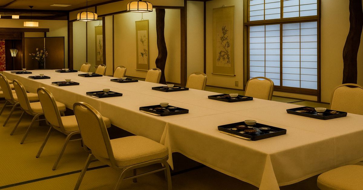 薄暗く奥行きのある日本の伝統的な宴会場