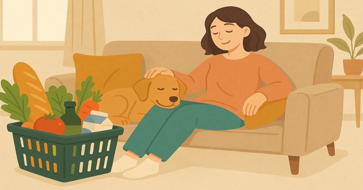 ソファで犬をなでながらくつろぐ女性と食品が入った買い物かご