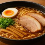 醤油ラーメンのアップ画像、チャーシュー、煮卵、メンマ、ネギ入り