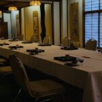 薄暗く奥行きのある日本の伝統的な宴会場