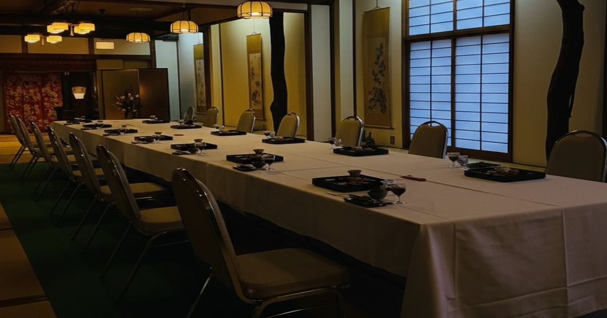 薄暗く奥行きのある日本の伝統的な宴会場