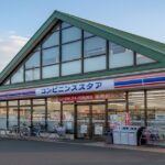 新潟「ワロンのきつね」運営会社が破産へ|売上急落の全理由 コンビニの店舗外観。ガラス張りの正面と看板が見える共通利用できるイメージ写真