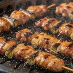 ミシュラン掲載「御銀」が破産へ 名店消滅の全内幕 ジュージューと焼けるネギまの焼き鳥がグリルの上で香ばしく焼き上がっている様子。肉の照りと焦げ目が食欲をそそる。