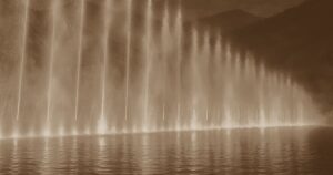 夜間に山林で発生した山火事の様子、炎と煙が広がる森林火災のイメージ